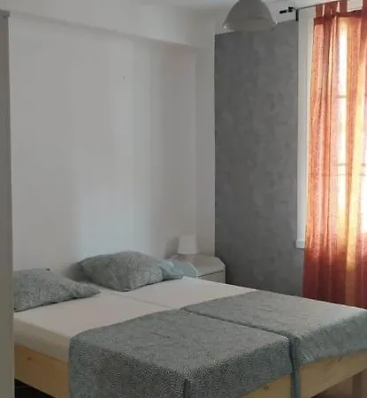 Beau F3, Renove, Calme, En Plein Centre De נים